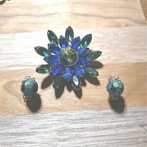 Vtg Green Blue Crystal Rhinestone Elegant Brooch &‎ Clip-On Earrings Set Jewelry